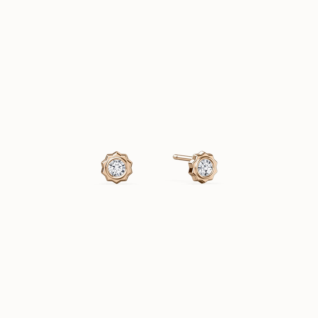 Cannelé Round Brilliant-cut Diamond Stud Earrings