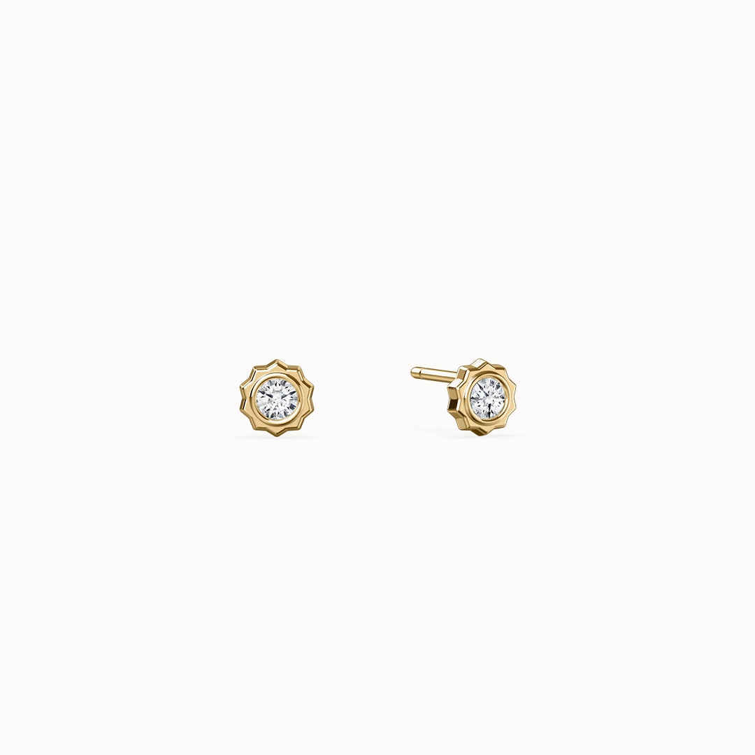 Cannelé Round Brilliant-cut Diamond Stud Earrings