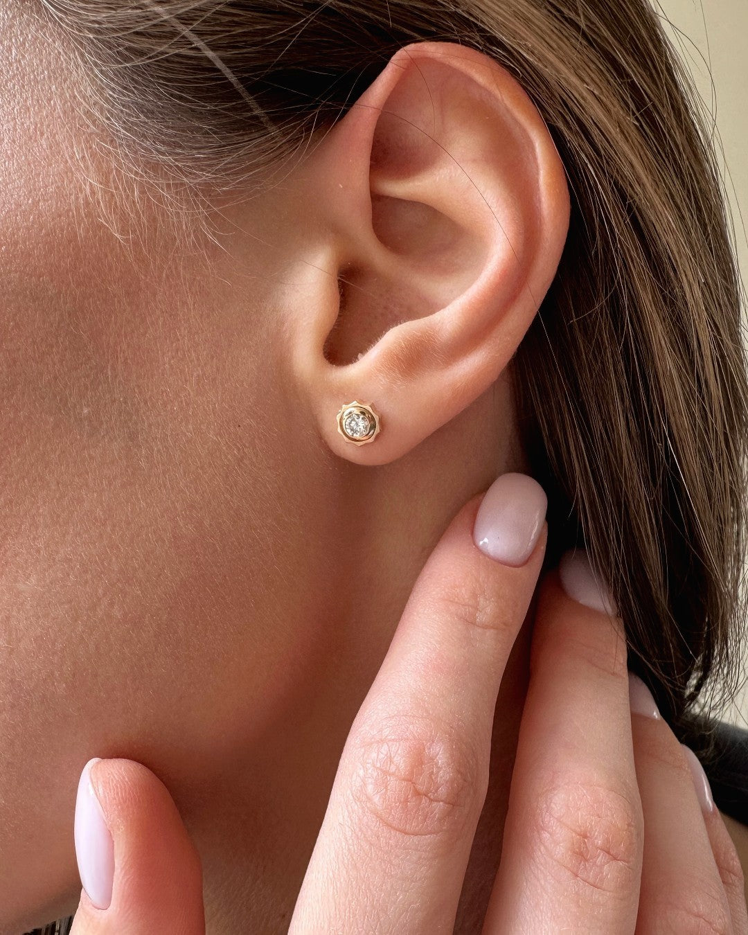 Cannelé Round Brilliant-cut Diamond Stud Earrings