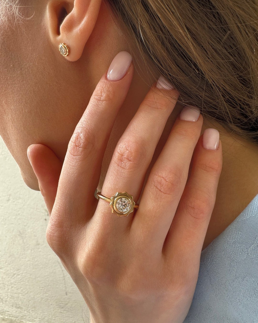 Cannelé Round Brilliant-cut Diamond Stud Earrings