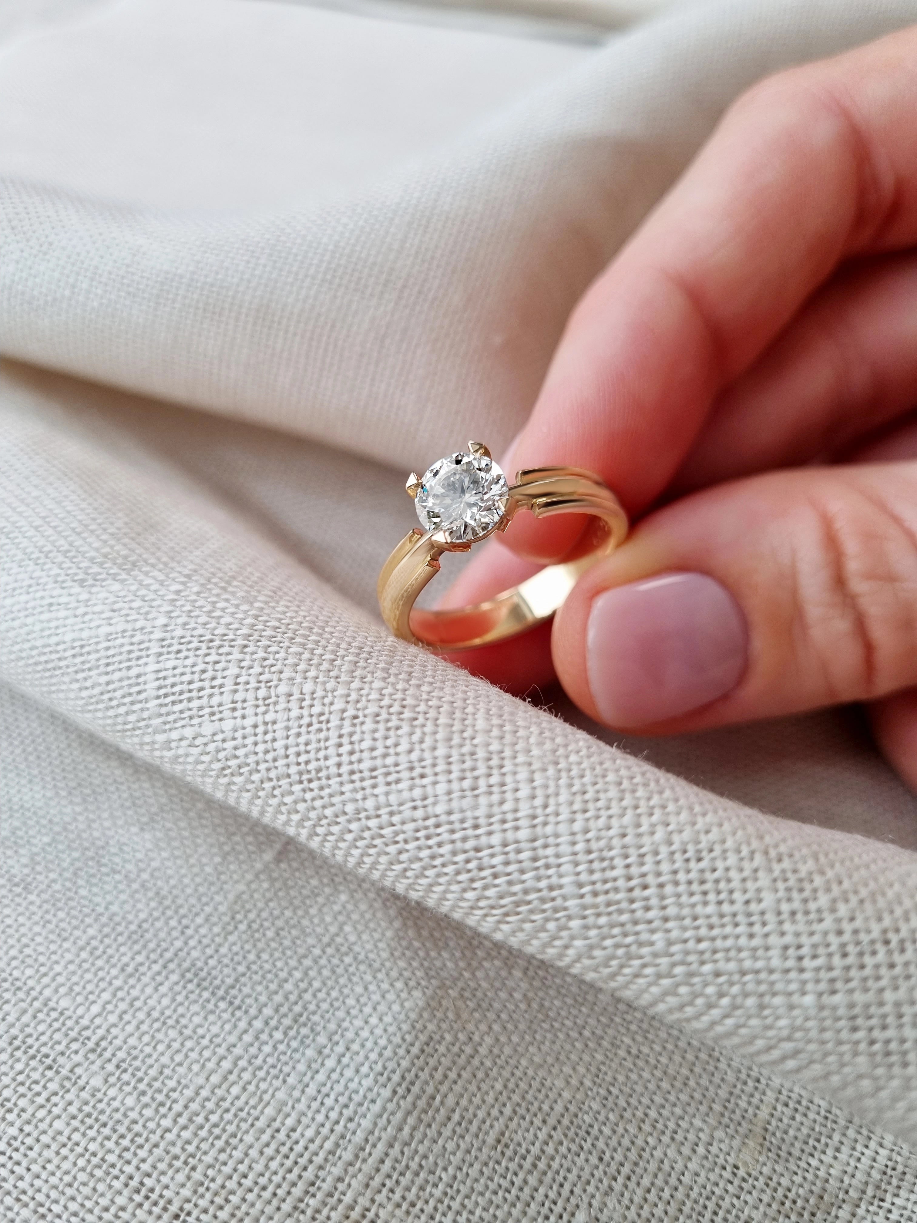 Manhattan Round Brilliant-cut Diamond Engagement Ring